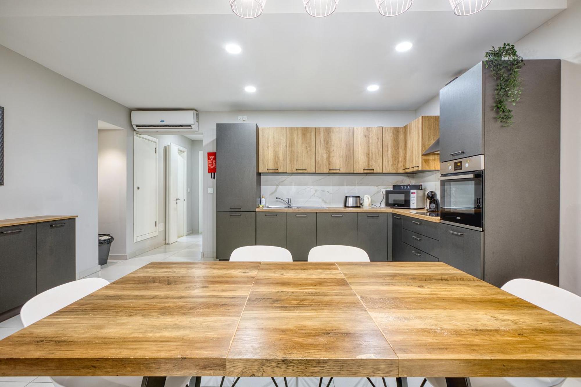 Unique Two Bedroom Apt With Huge Outdoor Area And Close To Entertainment Is-Swieqi Exterior photo